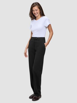 Eine Frau, die ein weißes T-Shirt und eine Women GO2 Pants Straight Black in einem schlichten, skandinavischen Design trägt.