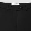 Nahaufnahme des Bunds der Damenhose GO2 Pants Straight Black mit einem Ein-Knopf-Verschluss und Gürtelschlaufen aus Doubleface-Material.