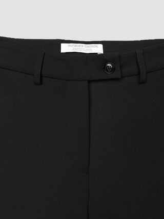 Nahaufnahme des Bunds der Damenhose GO2 Pants Straight Black mit einem Ein-Knopf-Verschluss und Gürtelschlaufen aus Doubleface-Material.