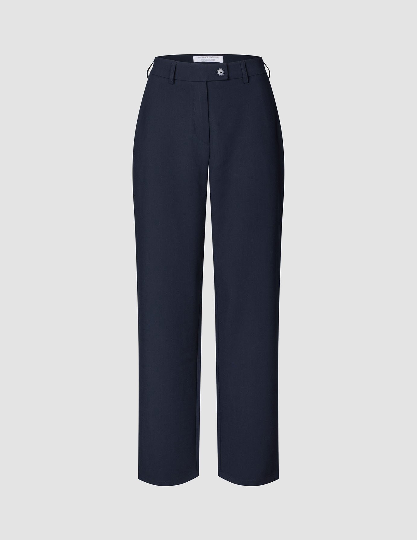 Damenhose GO2 Straight Blue Nights aus dunkelblauem Doubleface-Material mit geradem Beinschnitt, Knopfverschluss und Gürtelschlaufen.