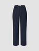 Damenhose GO2 Straight Blue Nights aus dunkelblauem Doubleface-Material mit geradem Beinschnitt, Knopfverschluss und Gürtelschlaufen.