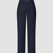 Damenhose GO2 Straight Blue Nights aus dunkelblauem Doubleface-Material mit geradem Beinschnitt, Knopfverschluss und Gürtelschlaufen.