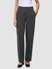 Eine Person, die eine Women GO2 Pants Straight in Dunkelgrau-Melange aus Doubleface-Material trägt, mit Knopfverschluss und Seitentaschen.