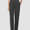 Eine Person, die eine Women GO2 Pants Straight in Dunkelgrau-Melange aus Doubleface-Material trägt, mit Knopfverschluss und Seitentaschen.