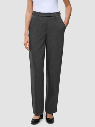 Eine Person, die eine Women GO2 Pants Straight in Dunkelgrau-Melange aus Doubleface-Material trägt, mit Knopfverschluss und Seitentaschen.