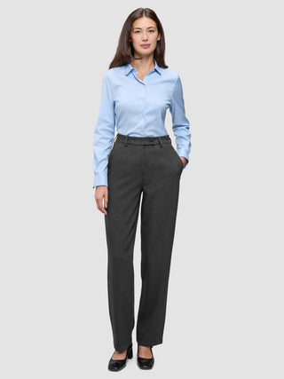 Eine Frau, die ein hellblaues Hemd mit Knöpfen und eine Women GO2 Pants Straight in Dunkelgrau-Melange trägt, die sich durch ein schlichtes, skandinavisches Design auszeichnet.