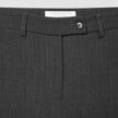 Damenhose GO2 in gerader Passform, dunkelgrau meliert, aus Doubleface-Material, mit Knopfverschluss, Gürtelschlaufen und mittig angeordneter Hosenschlitzleiste.
