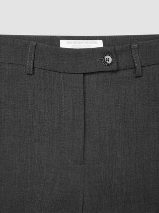 Damenhose GO2 in gerader Passform, dunkelgrau meliert, aus Doubleface-Material, mit Knopfverschluss, Gürtelschlaufen und mittig angeordneter Hosenschlitzleiste.