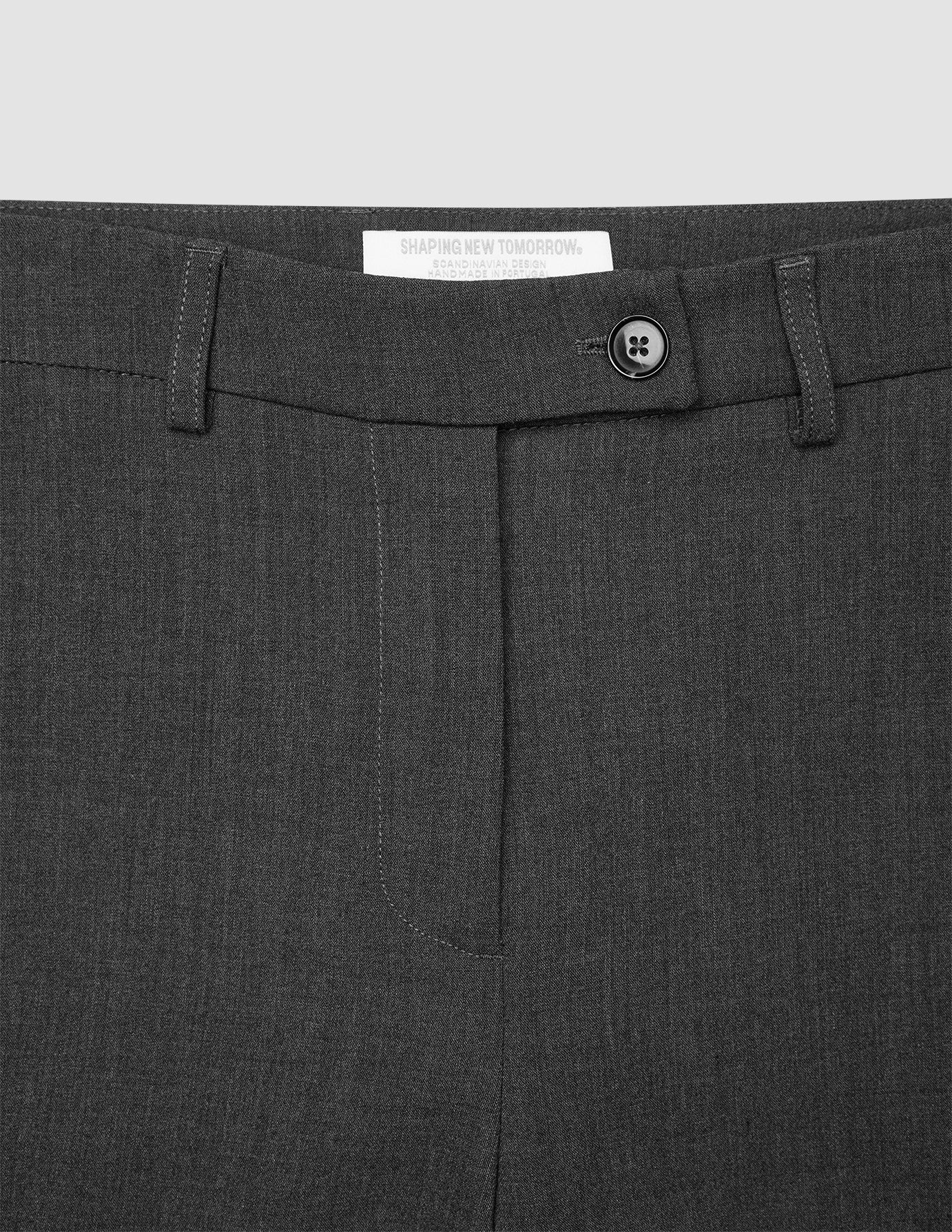 Damenhose GO2 in gerader Passform, dunkelgrau meliert, aus Doubleface-Material, mit Knopfverschluss, Gürtelschlaufen und mittig angeordneter Hosenschlitzleiste.