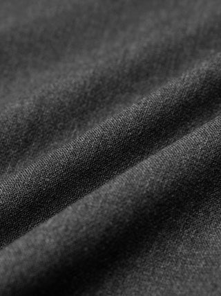 Nahaufnahme der Women GO2 Pants Straight Dark Grey Melange aus dunkelgrauem Doubleface-Material mit sichtbarer Webstruktur, hier in weichen Falten dargestellt.