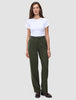Eine Person, die ein weißes T-Shirt und eine Women GO2 Pants Straight Dusty Olive mit geradem Bein trägt.