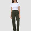 Eine Person, die ein weißes T-Shirt und eine Women GO2 Pants Straight Dusty Olive mit geradem Bein trägt.