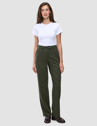Eine Person, die ein weißes T-Shirt und eine Women GO2 Pants Straight Dusty Olive mit geradem Bein trägt.