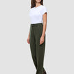 Eine Frau in einem weißen T-Shirt und einer Women GO2 Pants Straight Dusty Olive mit geradem Schnitt, im Profil stehend.