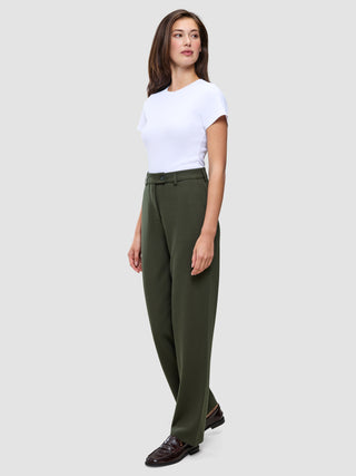 Eine Frau in einem weißen T-Shirt und einer Women GO2 Pants Straight Dusty Olive mit geradem Schnitt, im Profil stehend.