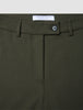 Damenhose GO2 Straight Dusty Olive in Olivgrün, mit geradem Bein, Knopfverschluss und Gürtelschlaufen im raffinierten skandinavischen Design.