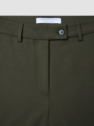 Damenhose GO2 Straight Dusty Olive in Olivgrün, mit geradem Bein, Knopfverschluss und Gürtelschlaufen im raffinierten skandinavischen Design.
