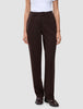 Eine Person, die eine dunkelbraune Women GO2 Pants Straight Mocha aus Doubleface-Material trägt, dazu passende dunkelbraune Loafer.