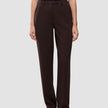 Eine Person, die eine dunkelbraune Women GO2 Pants Straight Mocha aus Doubleface-Material trägt, dazu passende dunkelbraune Loafer.