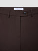 Nahaufnahme der Women GO2 Pants Straight Mocha aus Doubleface-Material, mit Knopfverschluss, Gürtelschlaufen und einem weißen Markenetikett auf der Innenseite.