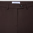Nahaufnahme der Women GO2 Pants Straight Mocha aus Doubleface-Material, mit Knopfverschluss, Gürtelschlaufen und einem weißen Markenetikett auf der Innenseite.