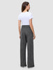 Eine Frau, von hinten gesehen, die ein weißes T-Shirt und eine graue Women Nara Pants Wide Black Check mit dezentem Gittermuster und hoher Taille trägt.