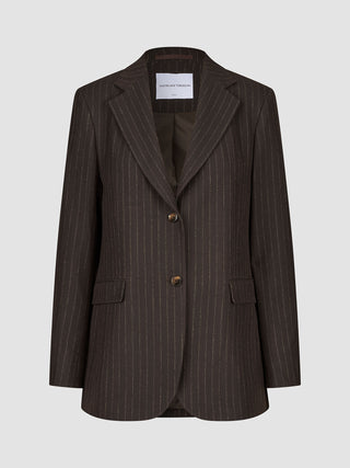 Damenblazer Serene in regulärer Passform, Walnut Herringbone – ein braunes Nadelstreifenmuster in regulärer Passform mit zwei Knöpfen vorne und Pattentaschen.