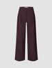 Damenhose Serene Wide Berry Pinstripe in tiefem Rot mit weitem Beinschnitt, dezentem Nadelstreifenmuster, Knopfverschluss und Falten vorne im minimalistischen skandinavischen Design.