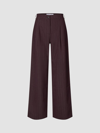 Damenhose Serene Wide Berry Pinstripe in tiefem Rot mit weitem Beinschnitt, dezentem Nadelstreifenmuster, Knopfverschluss und Falten vorne im minimalistischen skandinavischen Design.