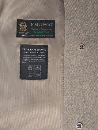 Innenetiketten des Damen-Wollmantels in Greige mit den Markenlogos von Manteco und Italian Wool sowie Pflegehinweisen, wie sie für skandinavisches Design typisch sind.