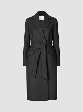 Schwarzer Damenmantel aus Wolle in minimalistischem Design mit doppelreihigem Schnitt, gekerbtem Revers, zwei Pattentaschen vorne und einem passenden Bindegürtel in der Taille.