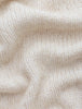 Nahaufnahme eines Damen-Rollkragenpullovers aus grobstrickiger, weicher Wolle in der Farbe Sugar Melange – ein cremefarbener Grobstrick mit sichtbarer Maschenstruktur.