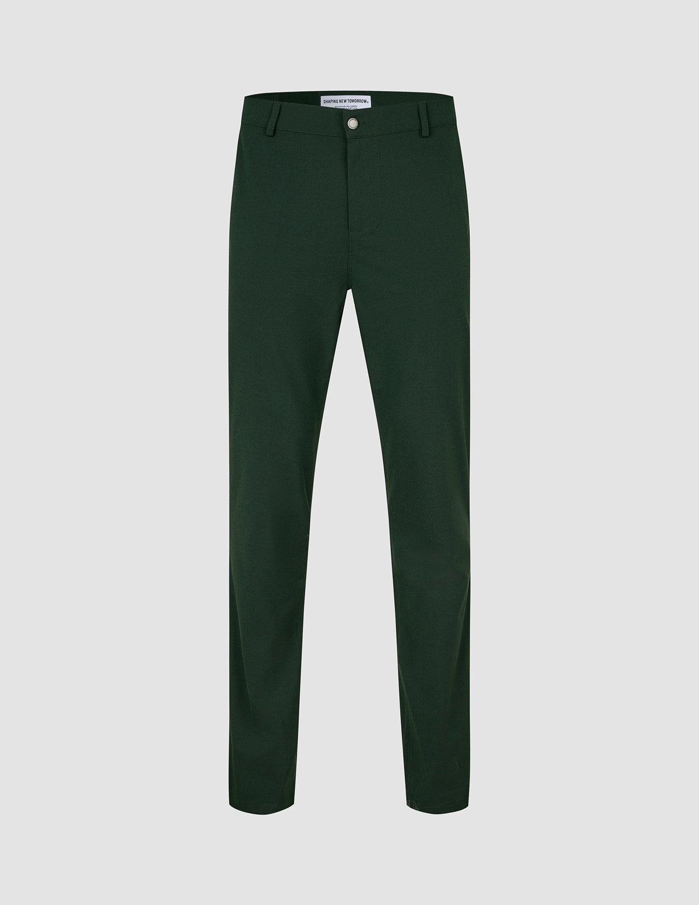 Dunkelgrüne, schmal geschnittene Ease-Hose Slim Northern Pine mit Knopfverschluss, Gürtelschlaufen und 360°-Stretch für zusätzlichen Tragekomfort.