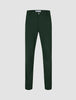 Dunkelgrüne, schmal geschnittene Ease-Hose Slim Northern Pine mit Knopfverschluss, Gürtelschlaufen und 360°-Stretch für zusätzlichen Tragekomfort.