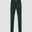 Dunkelgrüne, schmal geschnittene Ease-Hose Slim Northern Pine mit Knopfverschluss, Gürtelschlaufen und 360°-Stretch für zusätzlichen Tragekomfort.
