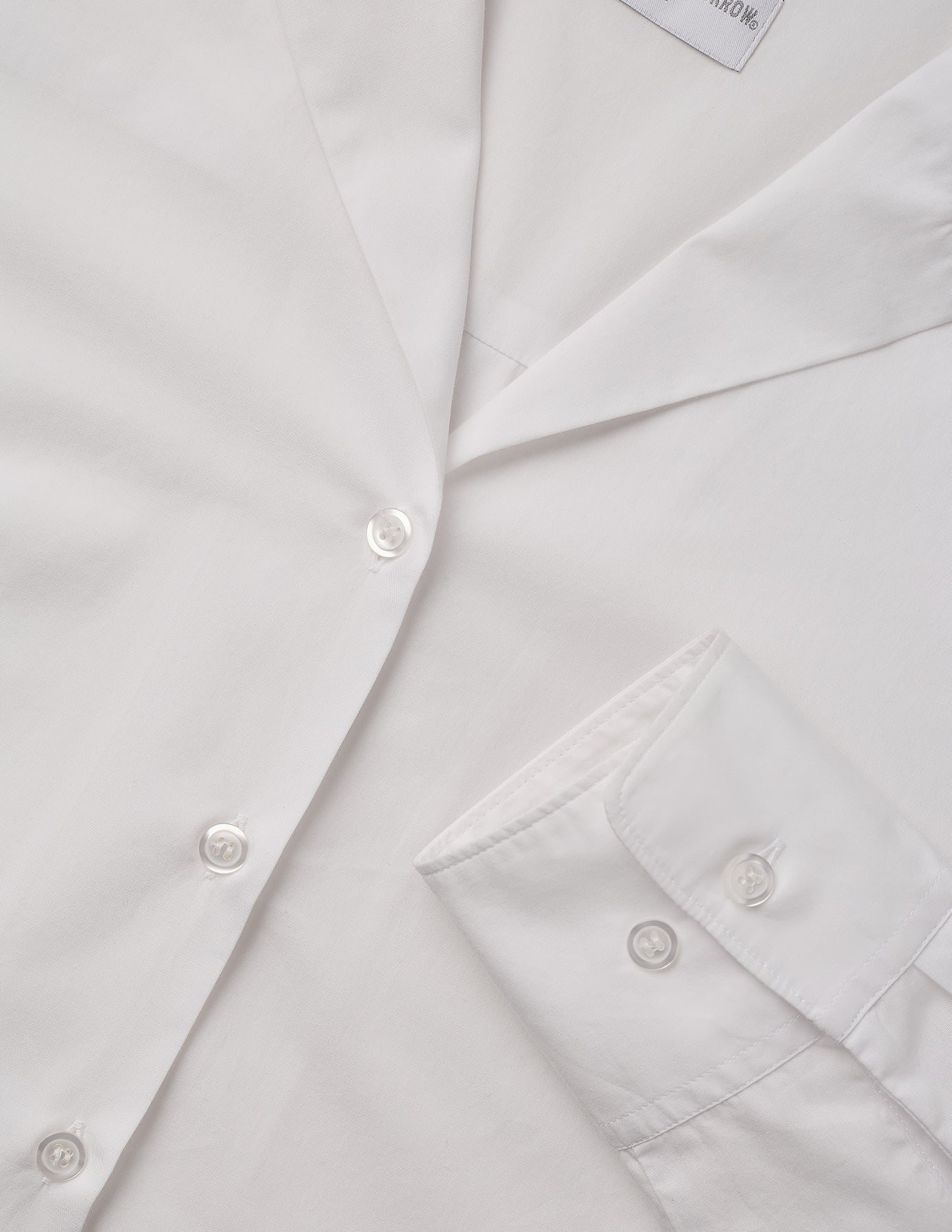 Ein knackig weißes „Madison Shirt White“ aus 100 % Baumwolle mit gekerbtem Kragen und Manschetten an den Ärmeln.
