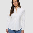 Eine Frau, die ein weißes Damen-Oxford-Hemd White Orchid Slim mit klassischem Kragen und eine blaue Jeans trägt.