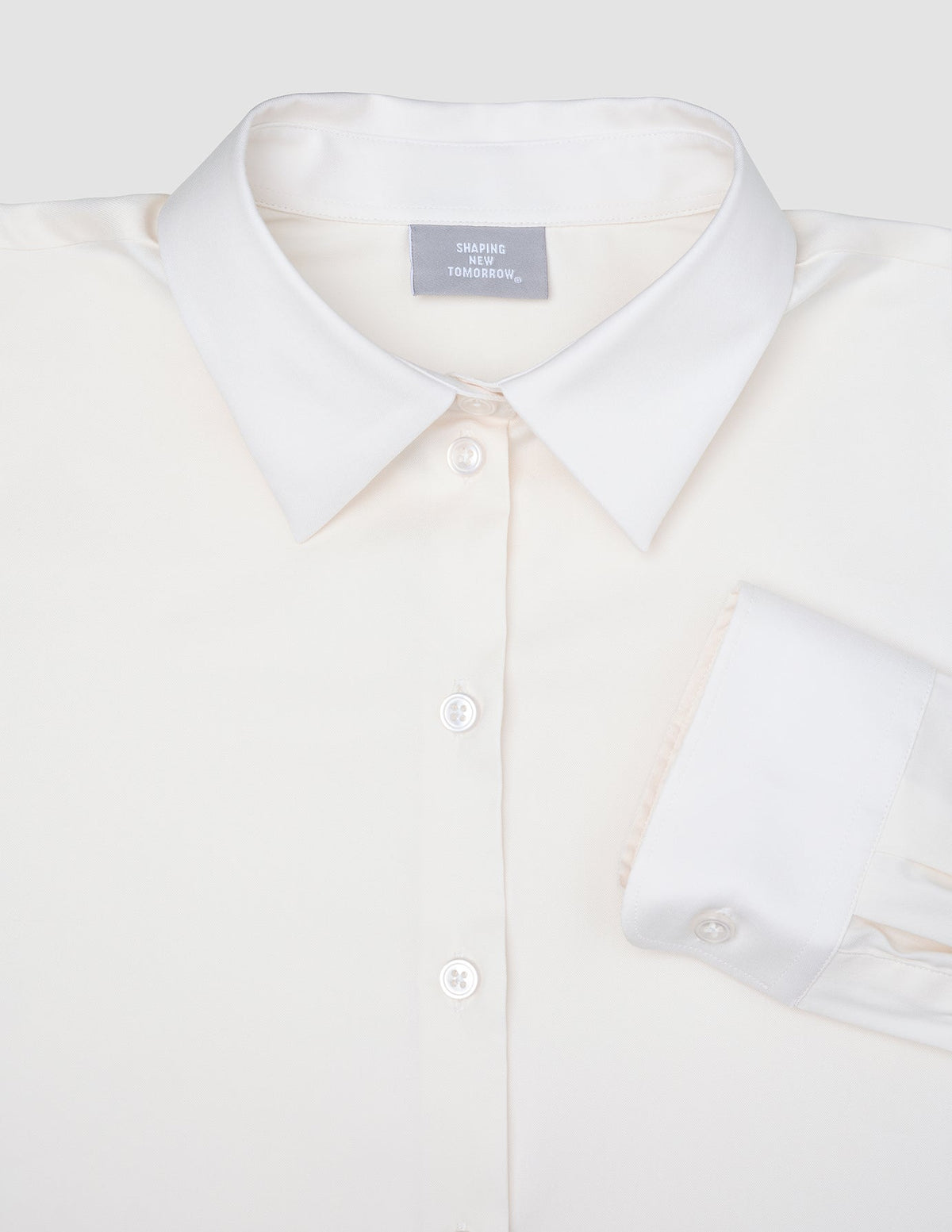 Cremefarbenes, langärmeliges Damen-Oxfordhemd White Orchid Slim mit klassischem Kragen und umgeschlagenen Manschetten im minimalistischen skandinavischen Design.