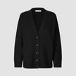Dicke, weiche Wollstrickjacke für Damen in Schwarz mit V-Ausschnitt, Knopfleiste vorne und grober Strickstruktur.
