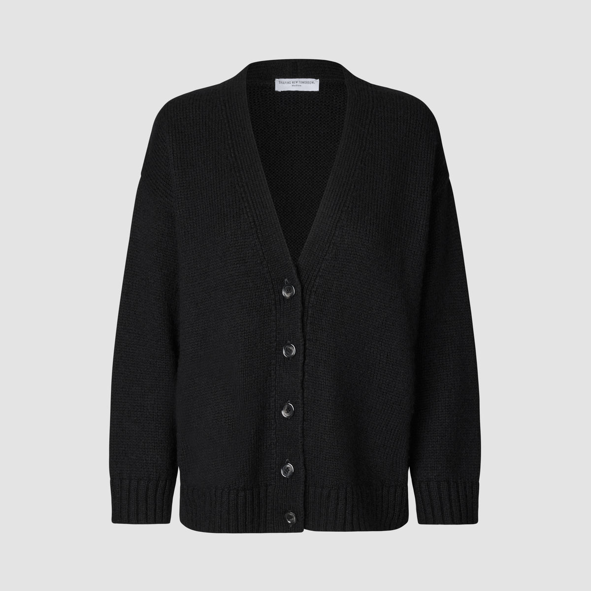 Dicke, weiche Wollstrickjacke für Damen in Schwarz mit V-Ausschnitt, Knopfleiste vorne und grober Strickstruktur.