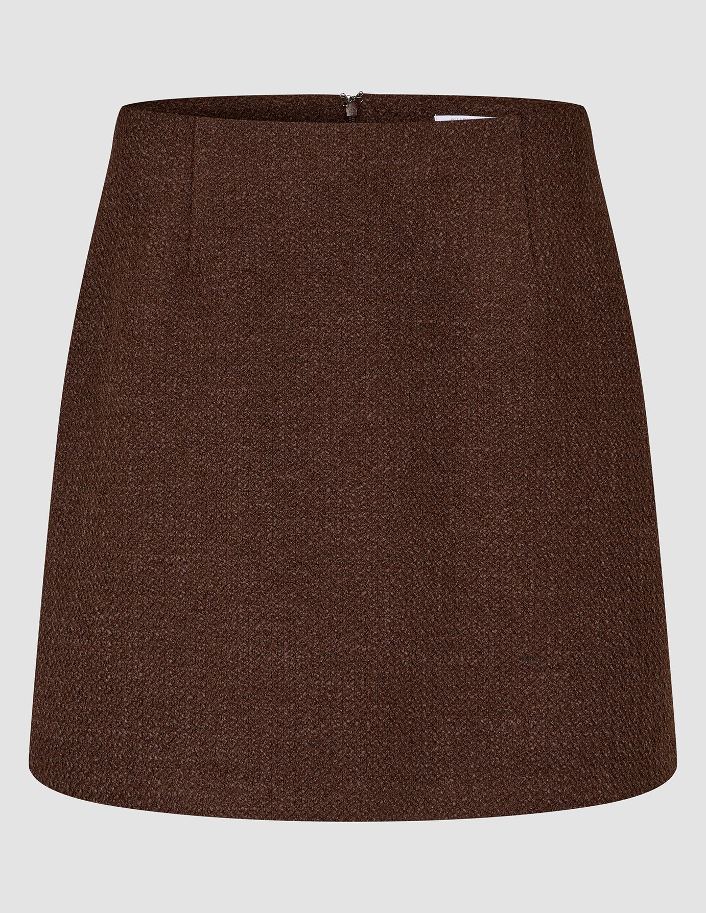 Damen-Kurzrock „Sorae“ in der Farbe „Espresso“ aus dunkelbraunem Bouclé mit Reißverschluss am Rücken – ein Beispiel für skandinavisches Design.