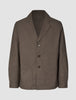 Atelier-Overshirt Dark Beige aus dunkelbeigem Broken-Twill mit gekerbtem Revers, drei Knöpfen vorne und zwei aufgesetzten Taschen im schlichten, skandinavischen Design.