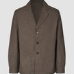 Atelier-Overshirt Dark Beige aus dunkelbeigem Broken-Twill mit gekerbtem Revers, drei Knöpfen vorne und zwei aufgesetzten Taschen im schlichten, skandinavischen Design.