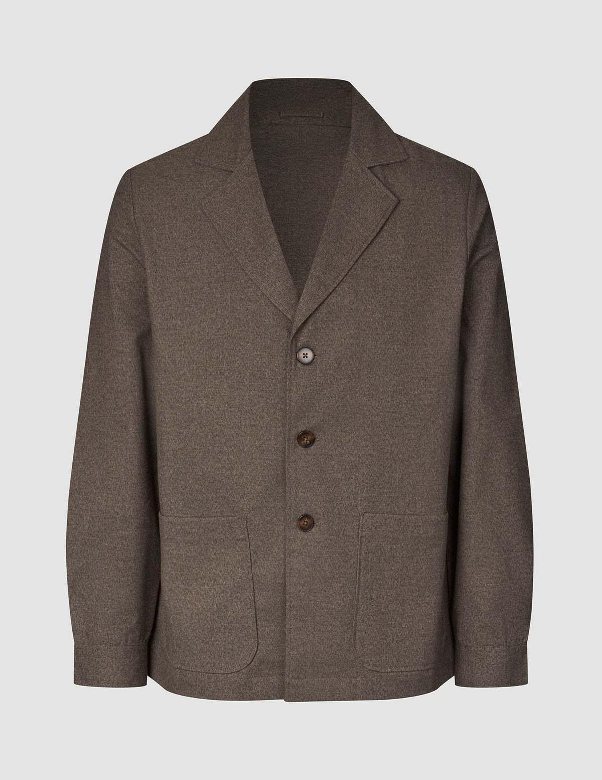 Atelier-Overshirt Dark Beige aus dunkelbeigem Broken-Twill mit gekerbtem Revers, drei Knöpfen vorne und zwei aufgesetzten Taschen im schlichten, skandinavischen Design.