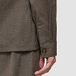 Nahaufnahme eines Ärmels des Atelier Overshirt Dark Beige mit gebrochenem Köpermuster und geknöpftem Ärmelbund.