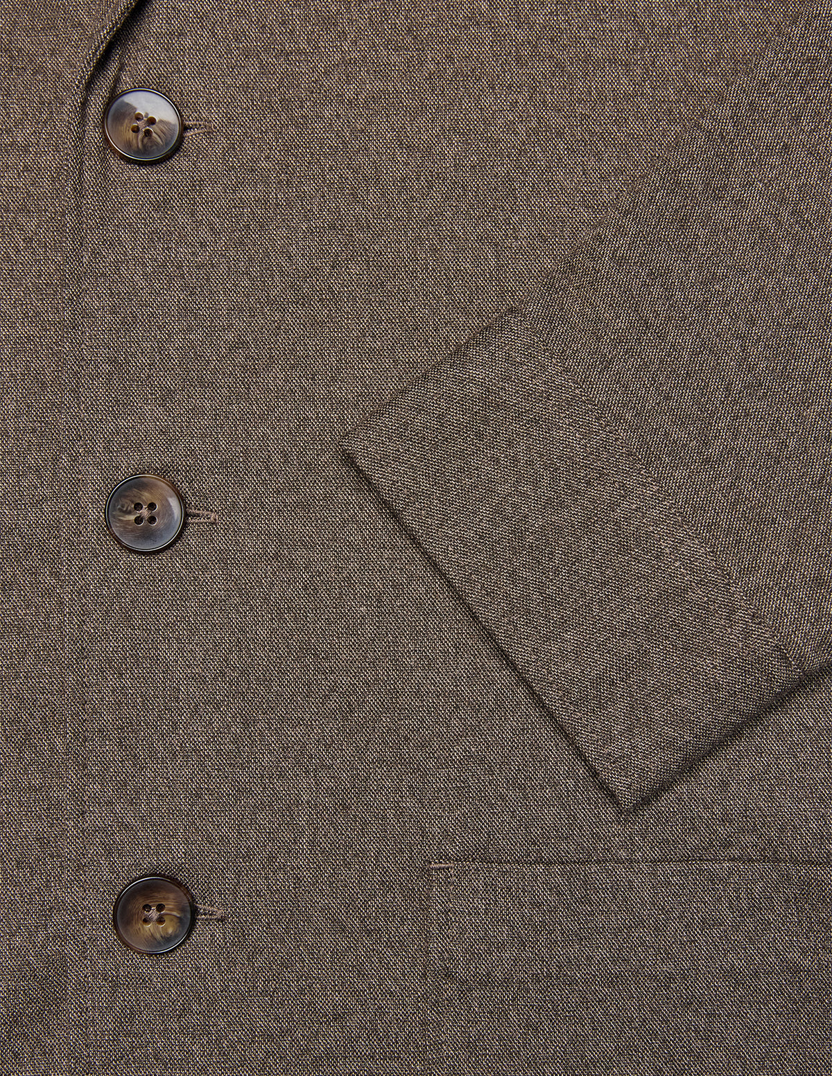 Atelier-Overshirt in Dunkelbeige aus gebrochenem Twill mit drei braunen Knöpfen und einer Tasche, das das minimalistische skandinavische Design widerspiegelt.
