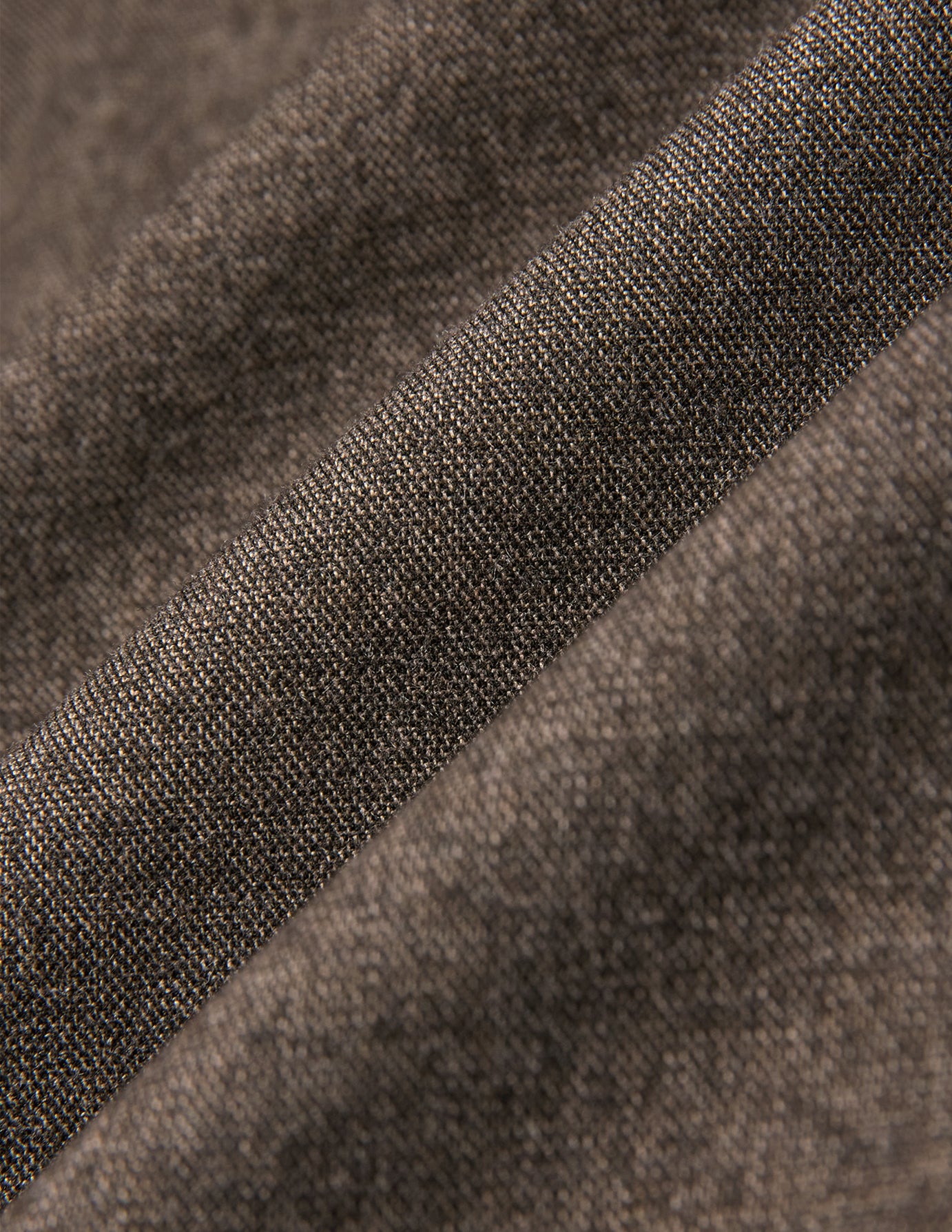 Nahaufnahme des Atelier Overshirt Dark Beige aus gebrochenem Twill mit sichtbarer Webstruktur im minimalistischen skandinavischen Stil.