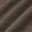 Nahaufnahme des Atelier Overshirt Dark Beige aus gebrochenem Twill mit sichtbarer Webstruktur im minimalistischen skandinavischen Stil.