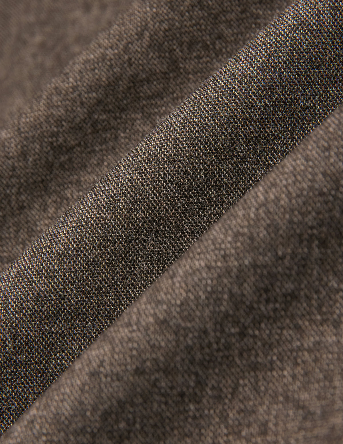 Nahaufnahme des Atelier Overshirt Dark Beige aus gebrochenem Twill mit sichtbarer Webstruktur im minimalistischen skandinavischen Stil.