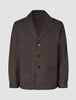 Atelier-Overshirt aus dunkelbraunem Broken-Twill mit gekerbtem Kragen, drei Knöpfen, zwei aufgesetzten Vordertaschen und einer Silhouette im Blazer-Stil.